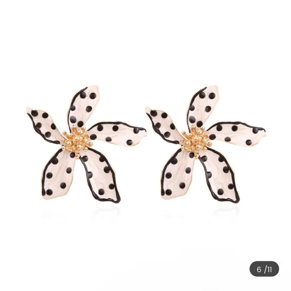 Zara Jewelry - Flower  statement  earrings  M88